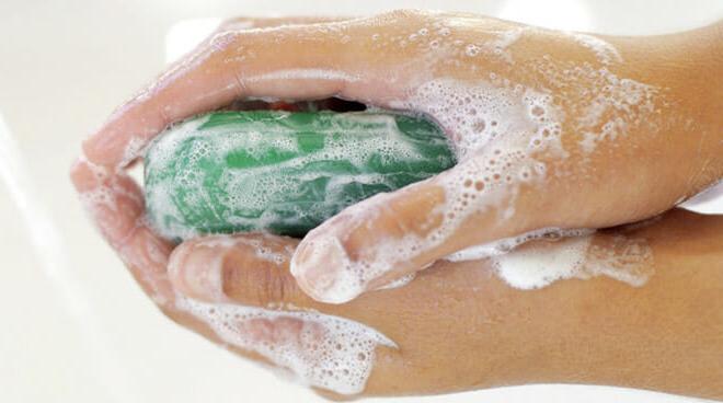 一双沾满肥皂泡的手拿着一块绿色的肥皂，可能会落在新兴的1下面,你们州的4-二恶烷标准.
